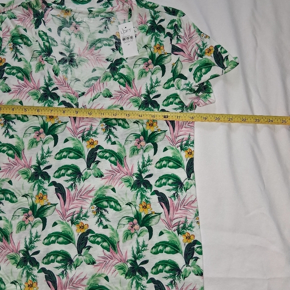 LOFT New Women Blouse Size M Floral Print Tee with Green and Pink Accents - Picture 13 of 15